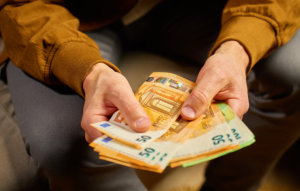 Μεγάλη ανάσα για το Δημόσιο: Χριστουγεννιάτικος μποναμάς 500 ευρώ και αυξήσεις έως 80 ευρώ για 720.000 υπαλλήλους